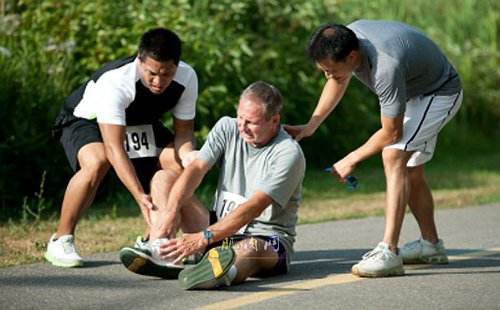 孩子踢足球脚踝扭伤怎么办？